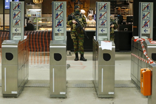 A Belgian soldier patrols in a subway station in Brussels, Belgium, in this November 25, 2015 file photo. REUTERS/Yves Herman/Files