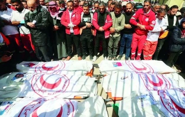 Yardım görevlilerini 1 metreden katlettiler
